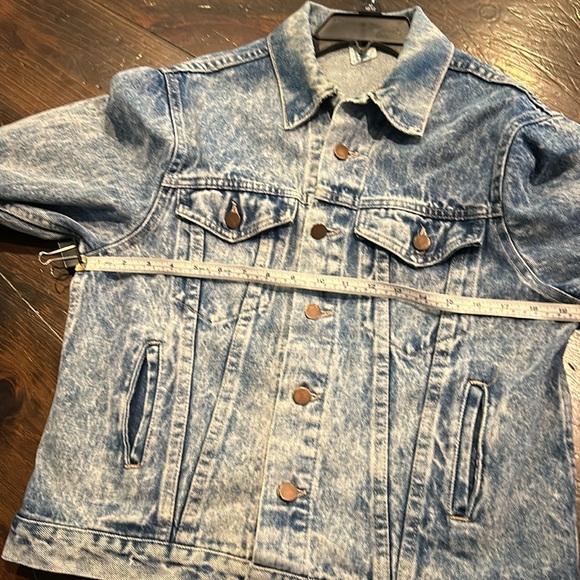 VINTAGE Jean jacket! 💕🖤⭐️ - Picture 11 of 13